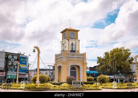 Phuket, Thailand - Dezember 2021: Phuket Town Clock Tower im Kreisverkehr im Stadtzentrum von Phuket, Thailand. Ein Wahrzeichen der Stadt Phuket, Stockfoto