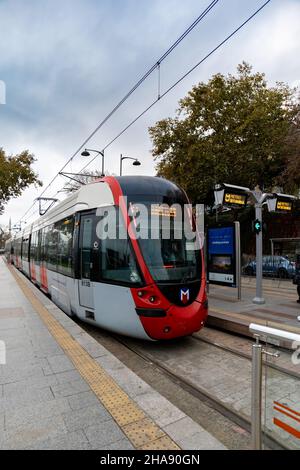 Istanbul, Türkei - 2021: Istanbul Tram am Bahnsteig. Die Istanbul Tram ist ein modernes Straßenbahnsystem auf der europäischen Seite Istanbuls Stockfoto