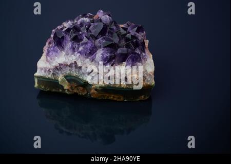 amethyst-Edelstein auf dunklem Hintergrund Stockfoto