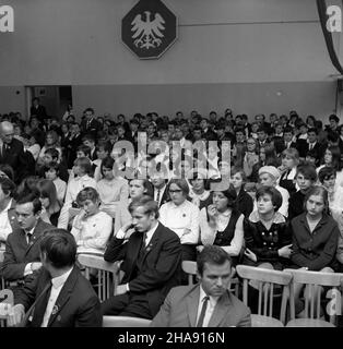 Otwock, 1969-11-15. W Technikum Nukleonicznym w Otwocku odby³a siê uroczystoœæ zakoñczenia tygodniowej sesji Leninowskiej, w której udzia³ wziêli m.in. redakteur naczelny tygodnika Polityka - Mieczys³aw Rakowski, redakteur naczelny Expressu Wieczornego - Zbigniew So³uba, redakteur Ludwik Krasucki z Trybuny Ludu oraz dr. Andrzyzownej Szczeœniak Polnej. Sesja zorganizowana zosta³a przez m³odzie¿ Otwocka pod patronatem œrodowiskowego Komitetu Oœwiaty Polskiej Zjednoczonej Partii Robotniczej. Nz. M³odzie¿ i pedagodzy z Technikum Nukleonicznego. u Stockfoto