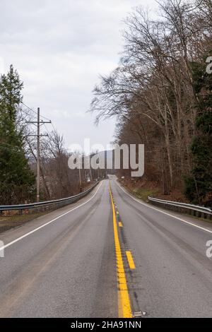 State Route 62 in Tionesta Township, Pennsylvania, USA an einem Wintertag durch Wälder im Allegheny National Forest Stockfoto