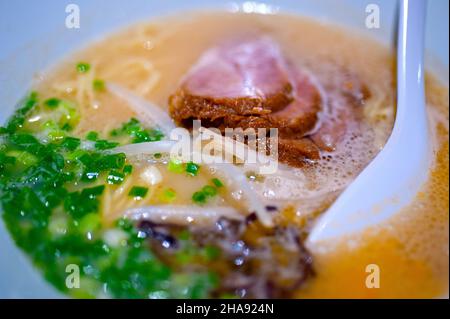 Original japanische Rindfleisch-Ramen-Nudeln Suppe closeup Stockfoto