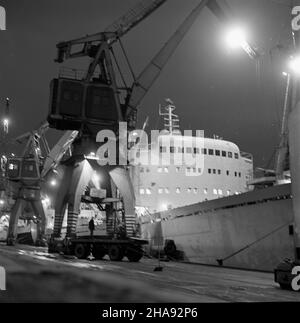 Gdynia, 1969-11-15. W porcie gdyñskim w ostatnich miesi¹cach roku roz³adunek towarów odbywa³ siê ca³¹ dobê. NZ. praca nocnej zmiany na jednym z nadbrze¿y portu. uu PAP/Janusz Uklejewski Gdynia, 15. November 1969. In den letzten Monaten des Jahres fand im Hafen von Gdynia rund um die Uhr eine Umladung der Waren statt. Im Bild: Nachtschicht im Hafen. uu PAP/Janusz Uklejewski Stockfoto