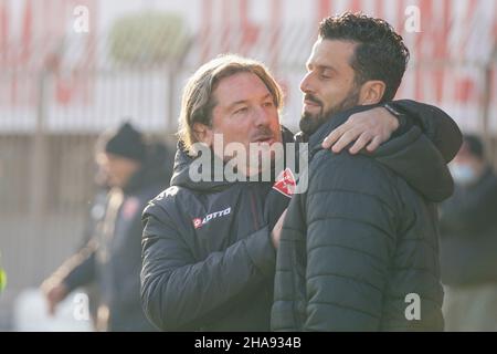 Giovanni Stroppa (Cheftrainer Monza) und Fabio Grosso (Cheftrainer Frosinone) beim AC Monza gegen Frosinone Calcio, italienisches Fußballspiel der Serie B in Monza (MB), Italien, Dezember 11 2021 Stockfoto