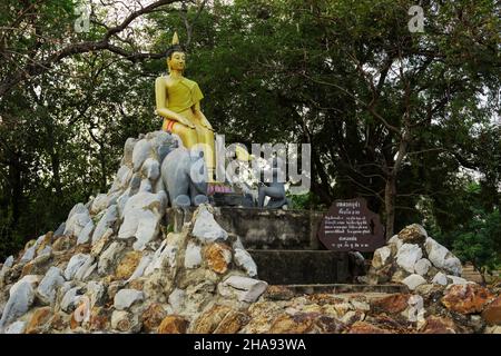 Statue eines Affen und eines Elefanten geben Honig und Zuckerrohr zu Buddha. Ayutthaya, Thailand Stockfoto