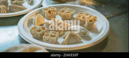 Chinesische Knödel Jiaozi auf Plastikteller Stockfoto