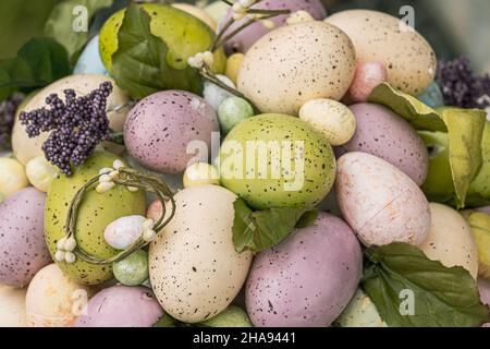 Mehrfarbige Eier aus Polystyrol Stockfoto