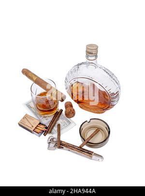 Hochwertige Zigarren mit Cognac, Cutter, 100-Dollar-Papier, Aschenbecher und rotem Paprika auf weißem Hintergrund Stockfoto