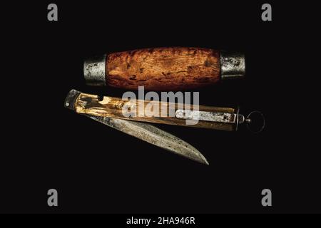 Altes Klappmesser mit Holzscheide auf schwarzem Hintergrund Stockfoto
