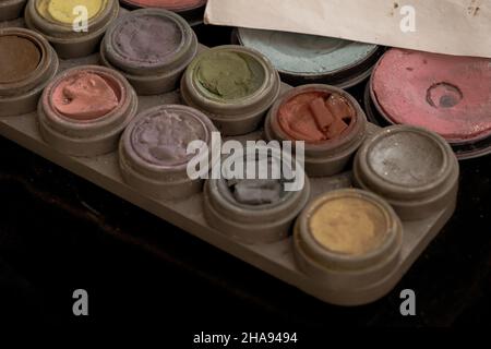 Gebrauchte Vintage-Palette von Aquarellfarbe für Kinder Stockfoto