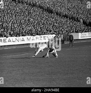 Bytom, 1969-11-16. W rozgrywkach i ligi pi³ki no¿nej na bytomskim stadionie dru¿yna z Bytomia Polonia pokona³a warszawsk¹ Legiê 3:2. Bramki dla Polonii zdobyli Konrad Bajger (z wolnego), Ryszard Grzegorczyk i Pawe³ Orzechowski a dla pokonanych Robert Gadocha i Kazimierz Deyna. NZ. akcja na boisku, zawodnicy Polonii w ciemnych koszulach z jasnymi rêkawami. uu PAP/Stanis³aw Jakubowski Bytom, 16. November 1969. Fußball. Polonia Bytom (dunkle Hemden) schlug Legia Warszawa 3:2 zu Hause in einem 1st-Division-Spiel. Tore für Polonia: Konrad Bajger (Freistoß), Ryszard Grzegorczyk und Pawel Orzechowski. Für Stockfoto