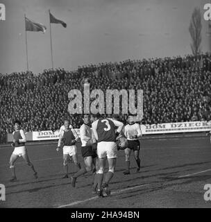 Bytom, 1969-11-16. W rozgrywkach i ligi pi³ki no¿nej na bytomskim stadionie dru¿yna z Bytomia Polonia pokona³a warszawsk¹ Legiê 3:2. Bramki dla Polonii zdobyli Konrad Bajger (z wolnego), Ryszard Grzegorczyk i Pawe³ Orzechowski a dla pokonanych Robert Gadocha i Kazimierz Deyna. NZ. akcja na boisku, zawodnicy Polonii w ciemnych koszulach z jasnymi rêkawami. uu PAP/Stanis³aw Jakubowski Bytom, 16. November 1969. Fußball. Polonia Bytom (dunkle Hemden) schlug Legia Warszawa 3:2 zu Hause in einem 1st-Division-Spiel. Tore für Polonia: Konrad Bajger (Freistoß), Ryszard Grzegorczyk und Pawel Orzechowski. Für Stockfoto