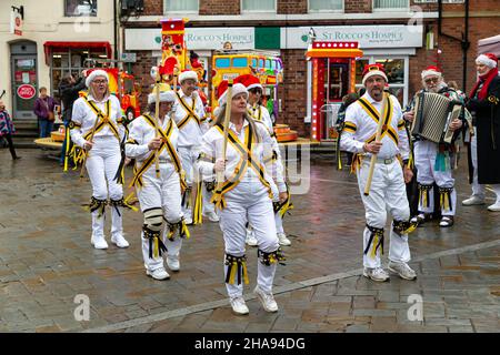 Samstag, 11. Dezember 2021 - Lymm, Hémieh, England, Vereinigtes Königreich. Das jährliche Lymm Dickensian Christmas Festival in Lymm Village kehrt nach einer Pause aufgrund von COVID 19 zurück. An diesem Tag hat es geregnet. Eine Reihe von Ständen und Händlern, die eine Vielzahl von Kunsthandwerk und Weihnachtsgeschenken verkaufen, sowie eine große Auswahl an Speisen, säumen die Dorfstraßen mit Dickenser-Charakteren in Hülle und Fülle. Es gibt auch einen Santa Dash und eine Grand Parade Credit: John Hopkins/Alamy Live News Stockfoto