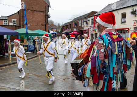 Samstag, 11. Dezember 2021 - Lymm, Hémieh, England, Vereinigtes Königreich. Das jährliche Lymm Dickensian Christmas Festival in Lymm Village kehrt nach einer Pause aufgrund von COVID 19 zurück. An diesem Tag hat es geregnet. Eine Reihe von Ständen und Händlern, die eine Vielzahl von Kunsthandwerk und Weihnachtsgeschenken verkaufen, sowie eine große Auswahl an Speisen, säumen die Dorfstraßen mit Dickenser-Charakteren in Hülle und Fülle. Es gibt auch einen Santa Dash und eine Grand Parade Credit: John Hopkins/Alamy Live News Stockfoto