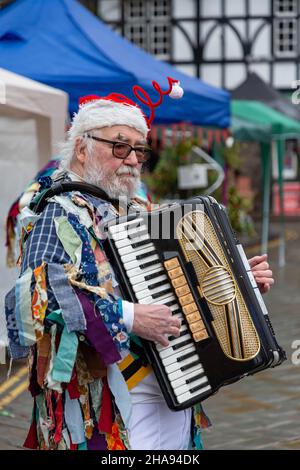 Samstag, 11. Dezember 2021 - Lymm, Hémieh, England, Vereinigtes Königreich. Das jährliche Lymm Dickensian Christmas Festival in Lymm Village kehrt nach einer Pause aufgrund von COVID 19 zurück. An diesem Tag hat es geregnet. Eine Reihe von Ständen und Händlern, die eine Vielzahl von Kunsthandwerk und Weihnachtsgeschenken verkaufen, sowie eine große Auswahl an Speisen, säumen die Dorfstraßen mit Dickenser-Charakteren in Hülle und Fülle. Es gibt auch einen Santa Dash und eine Grand Parade Credit: John Hopkins/Alamy Live News Stockfoto