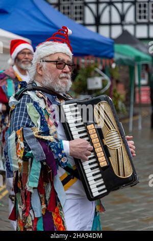 Samstag, 11. Dezember 2021 - Lymm, Hémieh, England, Vereinigtes Königreich. Das jährliche Lymm Dickensian Christmas Festival in Lymm Village kehrt nach einer Pause aufgrund von COVID 19 zurück. An diesem Tag hat es geregnet. Eine Reihe von Ständen und Händlern, die eine Vielzahl von Kunsthandwerk und Weihnachtsgeschenken verkaufen, sowie eine große Auswahl an Speisen, säumen die Dorfstraßen mit Dickenser-Charakteren in Hülle und Fülle. Es gibt auch einen Santa Dash und eine Grand Parade Credit: John Hopkins/Alamy Live News Stockfoto