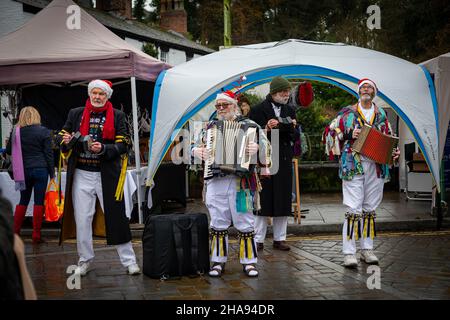 Samstag, 11. Dezember 2021 - Lymm, Hémieh, England, Vereinigtes Königreich. Das jährliche Lymm Dickensian Christmas Festival in Lymm Village kehrt nach einer Pause aufgrund von COVID 19 zurück. An diesem Tag hat es geregnet. Eine Reihe von Ständen und Händlern, die eine Vielzahl von Kunsthandwerk und Weihnachtsgeschenken verkaufen, sowie eine große Auswahl an Speisen, säumen die Dorfstraßen mit Dickenser-Charakteren in Hülle und Fülle. Es gibt auch einen Santa Dash und eine Grand Parade Credit: John Hopkins/Alamy Live News Stockfoto