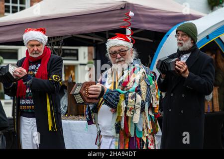 Samstag, 11. Dezember 2021 - Lymm, Hémieh, England, Vereinigtes Königreich. Das jährliche Lymm Dickensian Christmas Festival in Lymm Village kehrt nach einer Pause aufgrund von COVID 19 zurück. An diesem Tag hat es geregnet. Eine Reihe von Ständen und Händlern, die eine Vielzahl von Kunsthandwerk und Weihnachtsgeschenken verkaufen, sowie eine große Auswahl an Speisen, säumen die Dorfstraßen mit Dickenser-Charakteren in Hülle und Fülle. Es gibt auch einen Santa Dash und eine Grand Parade Credit: John Hopkins/Alamy Live News Stockfoto