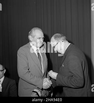 Gdynia, 1969-11-16. Uroczystoœæ odznaczenia kpt. Leonida Teligi (L), ¿eglarza, który odby³ rejs dooko³a œwiata na jachcie Opty (25.01.1967-5.04.1969), medalem Zas³u¿onym Ziemi Gdañskiej. Odznaczenie przekaza³ wiceprzewodnicz¹cy Wojewódzkiej Rady Narodowej Henryk Œliwowski (P). uu PAP/Janusz Uklejewski Gdynia, 16. November 1969. Dekoration des Kapitäns Leonid Teliga (links), des Seemanns, der seine Opty-Yacht um die Welt segelte (Jan 25, 1967-5. April 1969) mit einer Medaille der Region Danzig. Überreicht wurde die Medaille vom stellvertretenden Leiter des Landesnationalrats Henryk Sliwowski (rechts). uu PAP/Janus Stockfoto