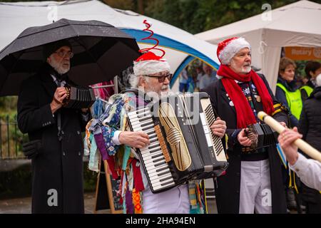 Samstag, 11. Dezember 2021 - Lymm, Hémieh, England, Vereinigtes Königreich. Das jährliche Lymm Dickensian Christmas Festival in Lymm Village kehrt nach einer Pause aufgrund von COVID 19 zurück. An diesem Tag hat es geregnet. Eine Reihe von Ständen und Händlern, die eine Vielzahl von Kunsthandwerk und Weihnachtsgeschenken verkaufen, sowie eine große Auswahl an Speisen, säumen die Dorfstraßen mit Dickenser-Charakteren in Hülle und Fülle. Es gibt auch einen Santa Dash und eine Grand Parade Credit: John Hopkins/Alamy Live News Stockfoto