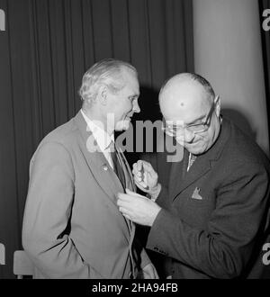 Gdynia, 1969-11-16. Uroczystoœæ odznaczenia kpt. Leonida Teligi (L), ¿eglarza, który odby³ rejs dooko³a œwiata na jachcie Opty (25.01.1967-5.04.1969), medalem Zas³u¿onym Ziemi Gdañskiej. Odznaczenie przekaza³ wiceprzewodnicz¹cy Wojewódzkiej Rady Narodowej Henryk Œliwowski (P). uu PAP/Janusz Uklejewski Gdynia, 16. November 1969. Dekoration des Kapitäns Leonid Teliga (links), des Seemanns, der seine Opty-Yacht um die Welt segelte (Jan 25, 1967-5. April 1969) mit einer Medaille der Region Danzig. Überreicht wurde die Medaille vom stellvertretenden Leiter des Landesnationalrats Henryk Sliwowski (rechts). uu PAP/Janus Stockfoto