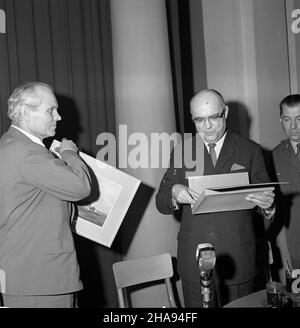 Gdynia, 1969-11-16. Uroczystoœæ odznaczenia kpt. Leonida Teligi (1L), ¿eglarza, który odby³ rejs dooko³a œwiata na jachcie Opty (25.01.1967-5.04.1969), medalem Zas³u¿onym Ziemi Gdañskiej. Odznaczenie przekaza³ wiceprzewodnicz¹cy Wojewódzkiej Rady Narodowej Henryk Œliwowski (2L). uu PAP/Janusz Uklejewski Gdynia, 16. November 1969. Dekoration des Kapitäns Leonid Teliga (1st links), des Seemanns, der seine Opty-Yacht um die Welt segelte (Jan 25, 1967-5. April 1969) mit einer Medaille der Region Danzig. Überreicht wurde die Medaille vom stellvertretenden Leiter des Landesnationalrats Henryk Sliwowski (2nd links). uu Stockfoto