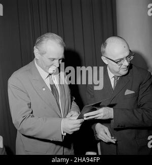 Gdynia, 1969-11-16. Uroczystoœæ odznaczenia kpt. Leonida Teligi (L), ¿eglarza, który odby³ rejs dooko³a œwiata na jachcie Opty (25.01.1967-5.04.1969), medalem Zas³u¿onym Ziemi Gdañskiej. Odznaczenie przekaza³ wiceprzewodnicz¹cy Wojewódzkiej Rady Narodowej Henryk Œliwowski (P). uu PAP/Janusz Uklejewski Gdynia, 16. November 1969. Dekoration des Kapitäns Leonid Teliga (links), des Seemanns, der seine Opty-Yacht um die Welt segelte (Jan 25, 1967-5. April 1969) mit einer Medaille der Region Danzig. Überreicht wurde die Medaille vom stellvertretenden Leiter des Landesnationalrats Henryk Sliwowski (rechts). uu PAP/Janus Stockfoto