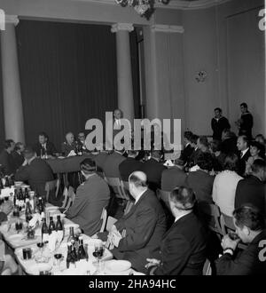 Gdynia, 1969-11-16. Uroczystoœæ odznaczenia kpt. Leonida Teligi (przemawia), ¿eglarza, który odby³ rejs dooko³a œwiata na jachcie Opty (25.01.1967-5.04.1969), medalem Zas³u¿onym Ziemi Gdañskiej. Odznaczenie przekaza³ wiceprzewodnicz¹cy Wojewódzkiej Rady Narodowej Henryk Œliwowski. uu PAP/Janusz Uklejewski Gdynia, 16. November 1969. Dekoration des Kapitäns Leonid Teliga (sprechend), des Matrosen, der seine Opty-Yacht um die Welt segelte (Jan 25, 1967-5. April 1969) mit einer Medaille der Region Danzig. Die Medaille wurde vom stellvertretenden Leiter des Landesnationalrats Henryk Sliwowski überreicht. uu PAP/Janus Stockfoto