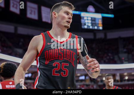 Columbus, Ohio, USA. 11th Dez 2021. Ohio State Buckeyes Stürmen Kyle Young (25) in Aktion während des Spiels zwischen den Wisconsin Dachsen und den Ohio State Buckeyes in der Value City Arena, Columbus, Ohio. (Bild: © Scott Stuart/ZUMA Press Wire) Bild: ZUMA Press, Inc./Alamy Live News Stockfoto