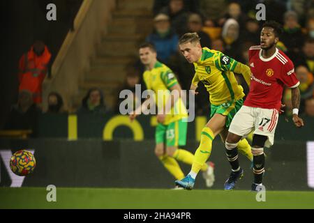 Carrow Road, Norwich, Norforlk, Großbritannien. 11th Dez 2021. Premier League Football, Norwich gegen Manchester United; Przemys&#x142;AW Placheta von Norwich City fordert Fred von Manchester Utd Kredit: Action Plus Sports/Alamy Live News Stockfoto