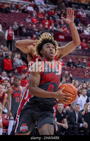 Columbus, Ohio, USA. 11th Dez 2021. Der Wächter der Ohio State Buckeys, Meechie Johnson Jr. (0), fährt während des Spiels zwischen den Wisconsin Dachsen und den Ohio State Buckeys in der Value City Arena, Columbus, Ohio, zum Korb. (Bild: © Scott Stuart/ZUMA Press Wire) Bild: ZUMA Press, Inc./Alamy Live News Stockfoto