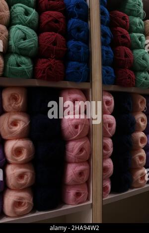 Bunte Strickgarne, Garne im Regal aufgereiht. Shopping-Konzept und Idee. Stockfoto