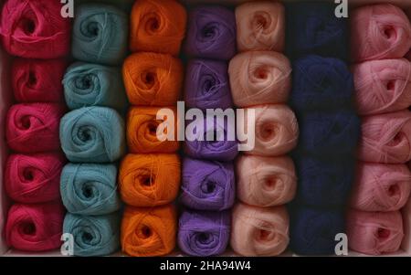 Bunte Strickgarne, Garne im Regal aufgereiht. Shopping-Konzept und Idee. Stockfoto