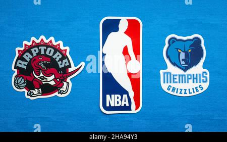 1. Oktober 2021, Springfield, USA, Embleme der Basketballteams Toronto Raptors und Memphis Grizzlies auf blauem Hintergrund. Stockfoto