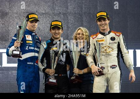 Podium, Shwartzman Robert (rus), Prema Racing, Dallara F2, Zhou Guanyu (chn), UNI-Virtuosi Racing, Dallara F2, Boschung Ralph (Ski), Campos Racing, Dallara F2, Portrait während des 8th. Rennens der FIA Formel 2 Meisterschaft 2021 vom 10. Bis 12. Dezember 2021 auf dem Yas Marina Circuit, auf Yas Island, Abu Dhabi - Foto: Sebastian Rozendaal/DPPI/LiveMedia Stockfoto