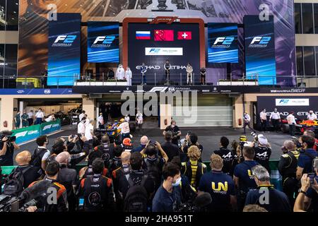 Podium, Shwartzman Robert (rus), Prema Racing, Dallara F2, Zhou Guanyu (chn), UNI-Virtuosi Racing, Dallara F2, Boschung Ralph (Ski), Campos Racing, Dallara F2, Portrait während des 8th. Rennens der FIA Formel 2 Meisterschaft 2021 vom 10. Bis 12. Dezember 2021 auf dem Yas Marina Circuit, auf Yas Island, Abu Dhabi - Foto: Sebastian Rozendaal/DPPI/LiveMedia Stockfoto