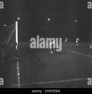 Warszawa, 1969-10-25. Mecz eliminacyjny pierwszej ligi pi³ki no¿nej, miêdzy warszawskim Centralnim Wojskowym Klubem Sportowym - Legi¹ Warszawa (CWKS Legia Warszawa) a Klubem Sportowym - Cracovi¹ (KS Cracovia), zakoñczony zwyciêstwem legionistów 2:0. Strzelcami bramek w tym spotkaniu byli: Kazimierz Deyna w 84 min. Oraz Robert Gadocha w 89. NZ. Bramkarz przy pi³ce. Ad PAP/Tadeusz ZagóŸdziñski Warschau, Oktober 25. Das Qualifikationsspiel der Fußball-Liga 1st zwischen Legia Warschau und Cracovia Krakau, das für die Warschauer Mannschaft mit 2 zu 1 endete. Die Tore schoss Kazimierz Deyna in der 84th-minütigen A Stockfoto