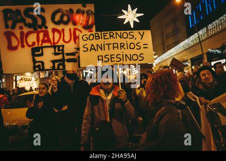 Barcelona, Spanien. 11th Dez 2021. Demonstranten, die Plakate halten, erheben sich gegen die Einschränkungen aufgrund der anhaltenden Coronavirus-Pandemie und fordern die Rückkehr der Freiheit. Quelle: Matthias Oesterle/Alamy Live News Stockfoto