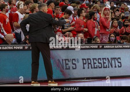 Columbus, Ohio, USA. 11th Dez 2021. Chris Holtmann, Cheftrainer der Ohio State Buckeys, am Rande des Spiels zwischen den Wisconsin Dachsen und den Ohio State Buckeys in der Value City Arena, Columbus, Ohio. (Bild: © Scott Stuart/ZUMA Press Wire) Bild: ZUMA Press, Inc./Alamy Live News Stockfoto