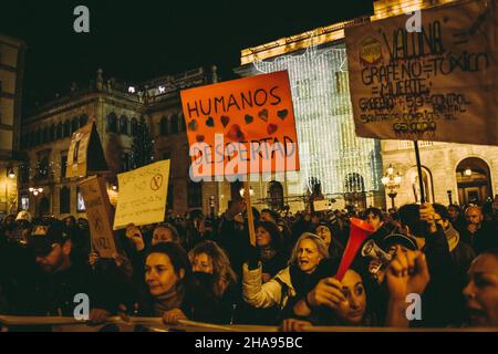 Barcelona, Spanien. 11th Dez 2021. Demonstranten, die Plakate halten, erheben sich gegen die Einschränkungen aufgrund der anhaltenden Coronavirus-Pandemie und fordern die Rückkehr der Freiheit. Quelle: Matthias Oesterle/Alamy Live News Stockfoto