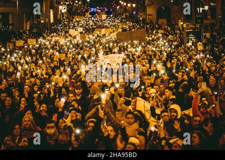 Barcelona, Spanien. 11th Dez 2021. Tausende von Demonstranten zünden ihre Handys während einer Kundgebung gegen die Beschränkungen aufgrund der anhaltenden Coronavirus-Pandemie an und fordern die Rückkehr der Freiheit. Quelle: Matthias Oesterle/Alamy Live News Stockfoto