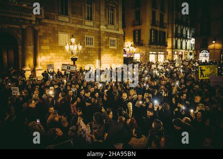 Barcelona, Spanien. 11th Dez 2021. Tausende von Demonstranten zünden ihre Handys während einer Kundgebung gegen die Beschränkungen aufgrund der anhaltenden Coronavirus-Pandemie an und fordern die Rückkehr der Freiheit. Quelle: Matthias Oesterle/Alamy Live News Stockfoto