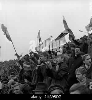 Warszawa, 1969-11-09. Ostatni mecz eliminacyjny Mistrzostw Œwiata 1970 w pi³ce no¿nej. Na Stadion Dziesiêciolecia reprezentacja Polski pokona³a zespó³ Bu³garii 3:0. Dwie bramki zdoby³ Andrzej Jarosik, trzeci¹ Kazimierz Deyna. NZ. wiwatuj¹cy kibice. uu PAP/Muszyñski Warschau, 9. November 1969. Das letzte Qualifikationsspiel für die Europa-Fußball-Meisterschaft 1970 startete am Sonntag um 1200 Uhr im Dzierieciolecia-Stadion. Die polnische Mannschaft gewinnt mit Bulgarin 3 zu 0. Zwei Tore schoss Andrzej Jarosik und der dritte von Kazimierz Deyna. Im Bild: Begeisterte Fans. uu PAP/Muszynski Stockfoto