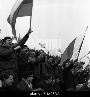 Warszawa, 1969-11-09. Ostatni mecz eliminacyjny Mistrzostw Œwiata 1970 w pi³ce no¿nej. Na Stadion Dziesiêciolecia reprezentacja Polski pokona³a zespó³ Bu³garii 3:0. Dwie bramki zdoby³ Andrzej Jarosik, trzeci¹ Kazimierz Deyna. NZ. wiwatuj¹cy kibice. uu PAP/Muszyñski Warschau, 9. November 1969. Das letzte Qualifikationsspiel für die Europa-Fußball-Meisterschaft 1970 startete am Sonntag um 1200 Uhr im Dzierieciolecia-Stadion. Die polnische Mannschaft gewinnt mit Bulgarin 3 zu 0. Zwei Tore schoss Andrzej Jarosik und der dritte von Kazimierz Deyna. Im Bild: Begeisterte Lüfter. uu PAP/Muszyñski Stockfoto