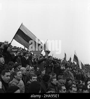 Warszawa, 1969-11-09. Ostatni mecz eliminacyjny Mistrzostw Œwiata 1970 w pi³ce no¿nej. Na Stadion Dziesiêciolecia reprezentacja Polski pokona³a zespó³ Bu³garii 3:0. Dwie bramki zdoby³ Andrzej Jarosik, trzeci¹ Kazimierz Deyna. NZ. wiwatuj¹cy kibice. uu PAP/Muszyñski Warschau, 9. November 1969. Das letzte Qualifikationsspiel für die Europa-Fußball-Meisterschaft 1970 startete am Sonntag um 1200 Uhr im Dzierieciolecia-Stadion. Die polnische Mannschaft gewinnt mit Bulgarin 3 zu 0. Zwei Tore schoss Andrzej Jarosik und der dritte von Kazimierz Deyna. Im Bild: Begeisterte Fans. uu PAP/Muszynski Stockfoto