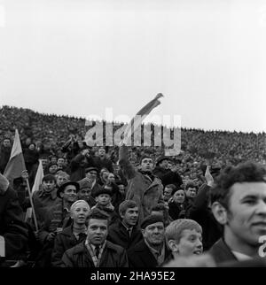 Warszawa, 1969-11-09. Ostatni mecz eliminacyjny Mistrzostw Œwiata 1970 w pi³ce no¿nej. Na Stadion Dziesiêciolecia reprezentacja Polski pokona³a zespó³ Bu³garii 3:0. Dwie bramki zdoby³ Andrzej Jarosik, trzeci¹ Kazimierz Deyna. NZ. kibice. uu PAP/Muszyñski Warschau, 9. November 1969. Das letzte Qualifikationsspiel für die Europa-Fußball-Meisterschaft 1970 startete am Sonntag um 1200 Uhr im Dzierieciolecia-Stadion. Die polnische Mannschaft gewinnt mit Bulgarin 3 zu 0. Zwei Tore schoss Andrzej Jarosik und der dritte von Kazimierz Deyna. Im Bild: Begeisterte Fans. uu PAP/Muszynski Stockfoto