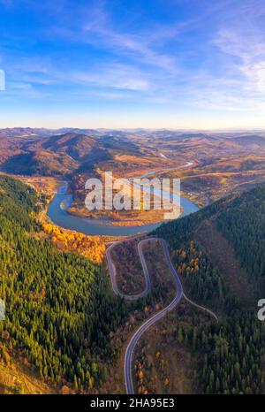 Berge Herbst Straße Serpentine Fluss. Herbstwald an den Hängen der Berge. Landschaftsfotografie. Stockfoto