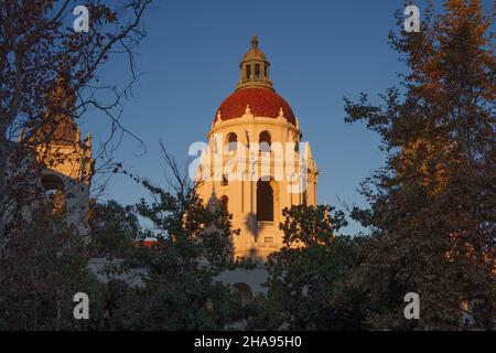 Das Pasadena City Hall in Los Angeles County ist von Laub eingerahmt und zeigt sich am frühen Morgen vor hellem und blauem Himmel. Stockfoto