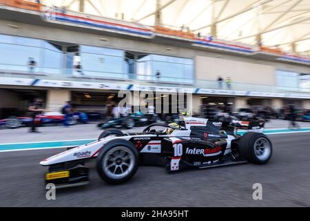 10 Pourchaire Theo (Fra), ART Grand Prix, Dallara F2, Aktion während des 8th. Rundes der FIA Formel 2 Meisterschaft 2021 vom 10. Bis 12. Dezember 2021 auf dem Yas Marina Circuit, auf Yas Island, Abu Dhabi - Foto: Sebastian Rozendaal/DPPI/LiveMedia Stockfoto