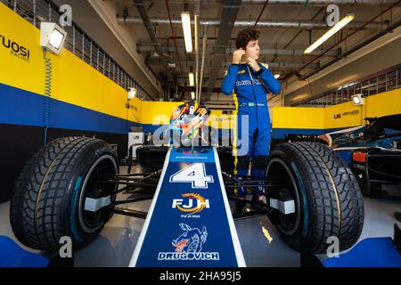 Drugovich Felane (BRA), UNI-Virtuosi Racing, Dallara F2, Portrait während des Laufs 8th der FIA Formel 2 Meisterschaft 2021 vom 10. Bis 12. Dezember 2021 auf dem Yas Marina Circuit, auf der Insel Yas, Abu Dhabi - Foto: Sebastian Rozendaal/DPPI/LiveMedia Stockfoto